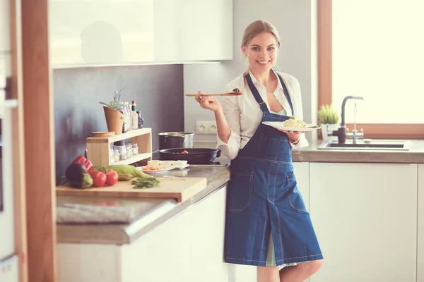 Молодая Женщина Стоящая Плиты Кухне — стоковое фото