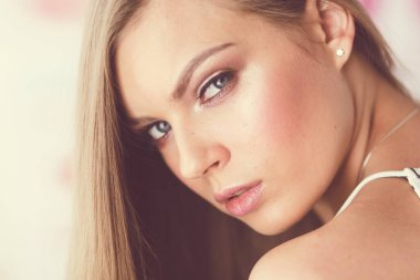 Güzel bir kadın yüzü beyaz stüdyoya yakın..