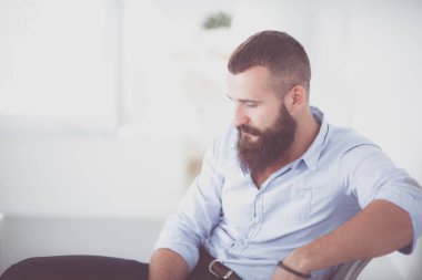 Genç işadamı koltukta oturuyor..