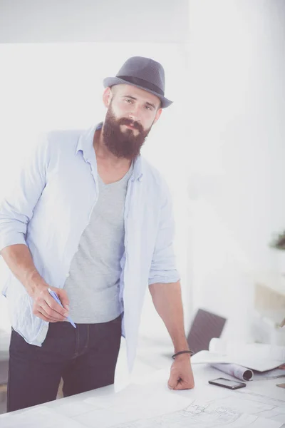 Retrato Diseñador Masculino Sombrero Con Planos Escritorio —  Fotos de Stock
