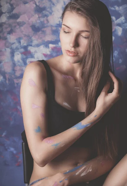 Young Beautiful Woman Sitting Painting Wall — Stock Photo, Image