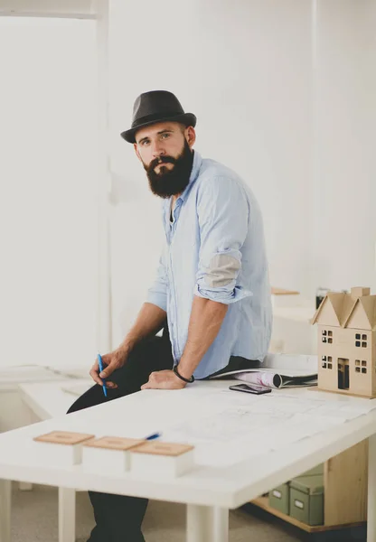 Retrato Diseñador Masculino Sombrero Con Planos Escritorio —  Fotos de Stock