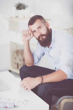 Genç işadamı koltukta oturuyor..