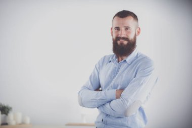 Ofiste ayakta başarılı genç iş adamı.