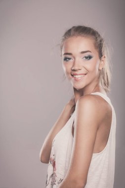 Çekici genç kadın üzerinde izole beyaz arka plan ayakta.