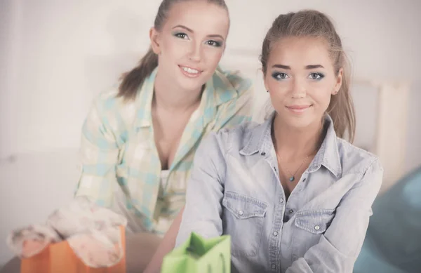 Dos Mujeres Jóvenes Sentadas Con Bolsa Compras Casa —  Fotos de Stock