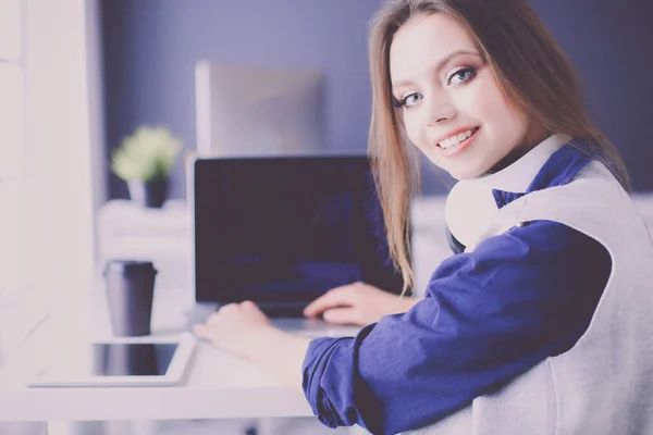 Młoda Pewna Siebie Bizneswoman Pracująca Biurze Pisząca Maszynie Laptopem — Zdjęcie stockowe