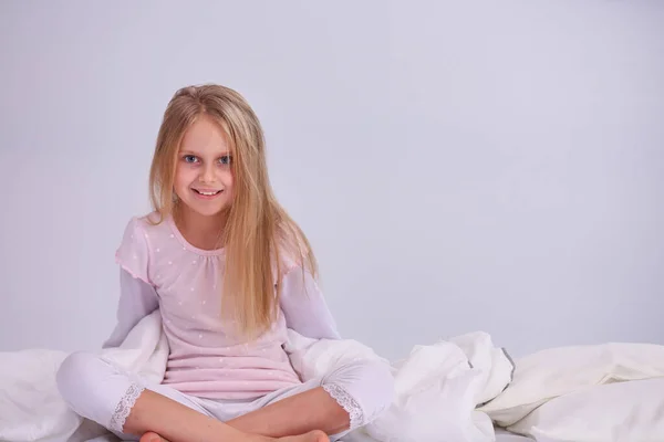 Niña Dormitorio Está Sentada Cama Niña Está Usando Pijama Sentada —  Fotos de Stock