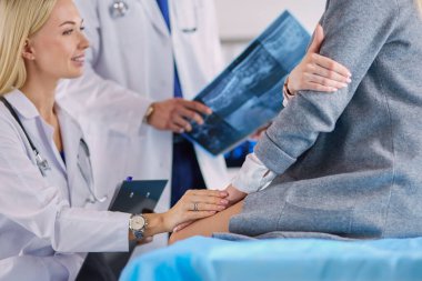 Doktor ve hasta tarama sonuçlarını tarama merkezinde tartışıyor.