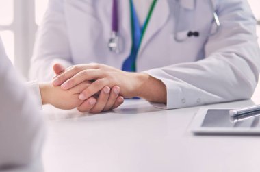 yakın çekim, stetoskop ve kağıt üzerinde arka plan doktor ve hasta el,