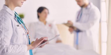 Ameliyathanedeki doktor genç kadını muayene ediyor..