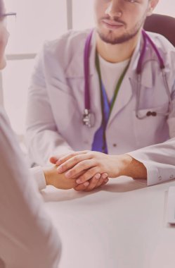 yakın çekim, stetoskop ve kağıt üzerinde arka plan doktor ve hasta el,