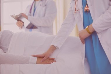 Doktor ya da hemşire hastanede hastayla konuşuyor..
