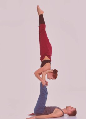 Genç atletik çift pratik acroyoga. Çiftinde Dengeleme