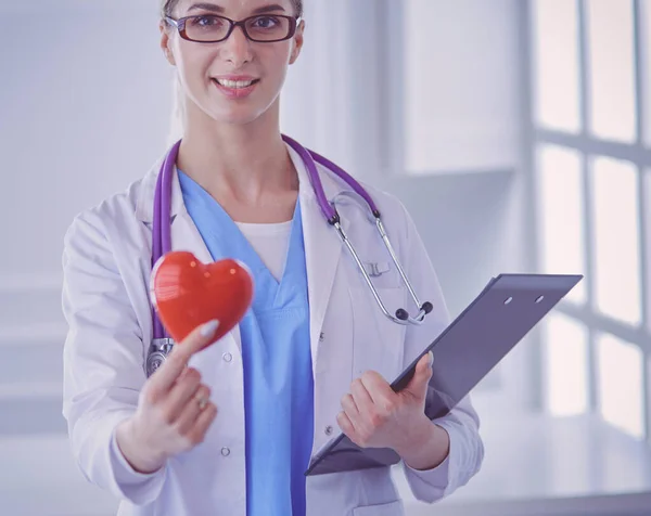 Doctora Con Estetoscopio Sosteniendo Corazón — Foto de Stock