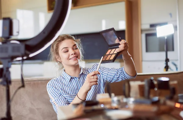 Żeńskie Vlogger Prezentacji Tworzą Tutorial Wideo — Zdjęcie stockowe