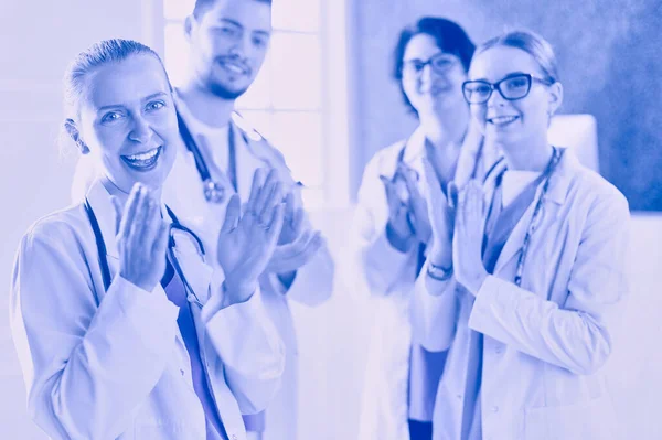 Szczęśliwy Zespół Medyczny Składający Się Mężczyzn Kobiet Lekarzy Uśmiechających Się — Zdjęcie stockowe