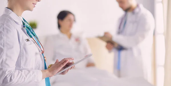 Médico Cirurgia Examinando Jovem Mulher — Fotografia de Stock