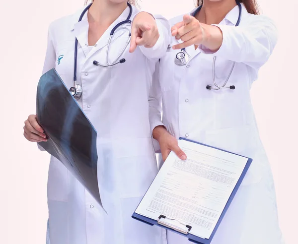 两位女护士看 光影像 站在医院里 射线两名女医生 — 图库照片