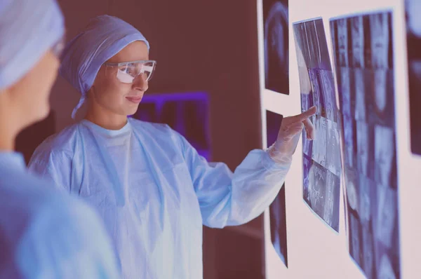 Hastanedeki Doktor Beyaz Arka Plandaki Röntgenlere Bakıp Röntgen Çekiyor — Stok fotoğraf