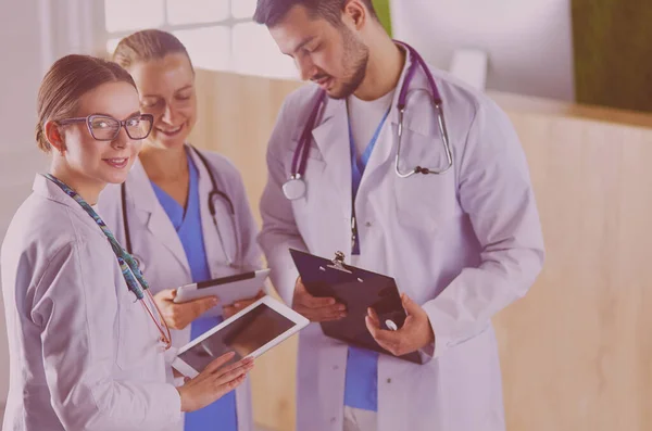 Doctor Showing Something His Tablet His Medical Team — Stock Photo, Image