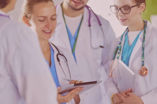 Dokter Laat Iets Zijn Tablet Zien Aan Zijn Medische Team — Stockfoto