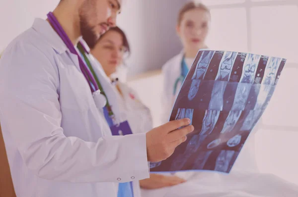 Medical Team Discussing Diagnosis Ray Image Office — Stock Photo, Image