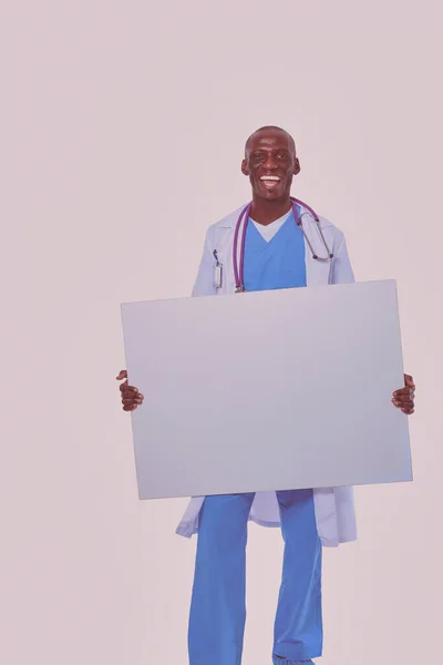 Een Mannelijke Dokter Met Een Leeg Bordje Dokter Billboard — Stockfoto