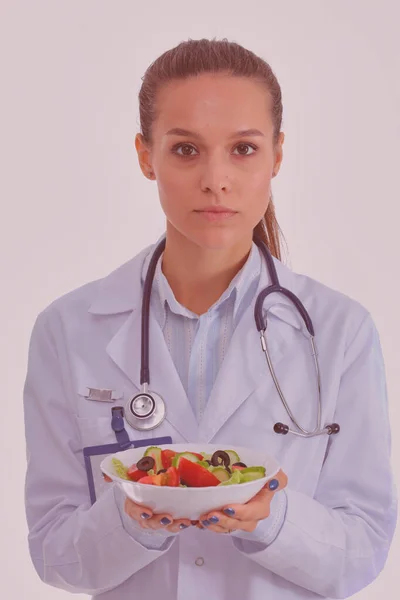 一个漂亮的女医生拿着一个盛新鲜蔬菜的盘子的画像 女医生 — 图库照片