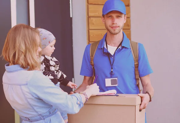 Repartidor Sonriente Con Uniforme Azul Que Entrega Caja Paquetes Destinatario — Foto de Stock