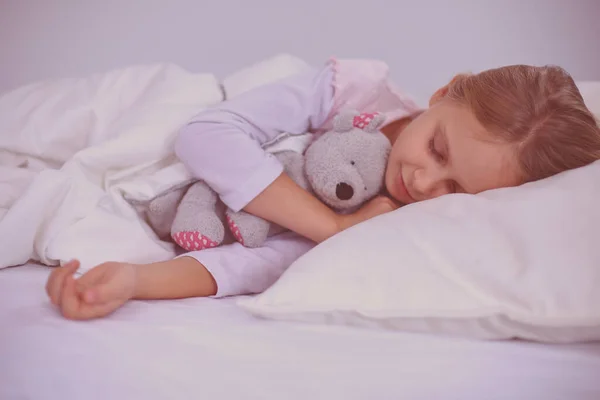 Kind Meisje Slaapt Het Bed Met Een Speeltje Teddy Beer — Stockfoto