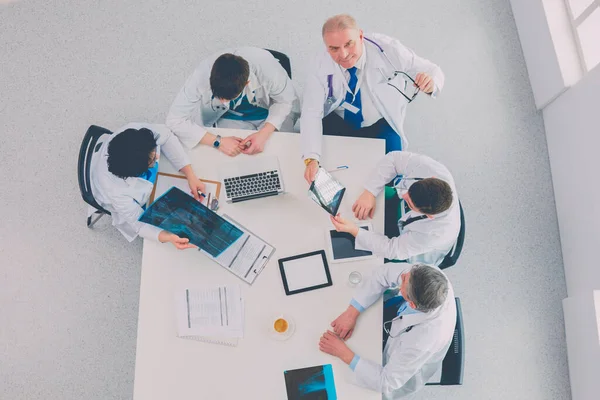 Medicinskt Team Sitter Och Diskuterar Vid Bordet Ovanifrån — Stockfoto