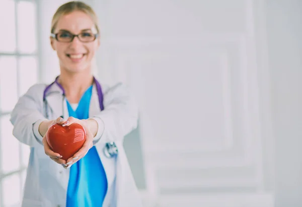 Médica Com Estetoscópio Segurar Coração Nos Braços Conceito Saúde Cardiologia — Fotografia de Stock