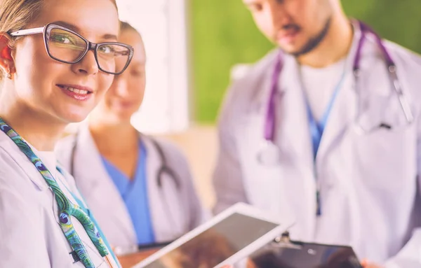 Dottore Mostra Qualcosa Nella Tavoletta Suo Team Medico — Foto Stock