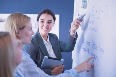 İş, eğitim ve ofis konsepti - yönetim kurulu ile iş ekibi bir şey tartışıyor
