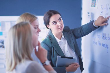 İş, eğitim ve ofis konsepti - yönetim kurulu ile iş ekibi bir şey tartışıyor