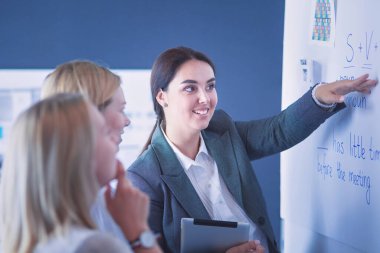 İş, eğitim ve ofis konsepti - yönetim kurulu ile iş ekibi bir şey tartışıyor