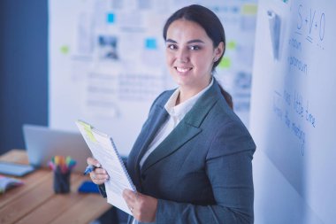 İş, eğitim ve ofis konsepti - yönetim kurulu ile iş ekibi bir şey tartışıyor