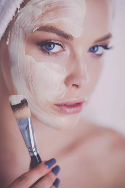Una Foto Una Mujer Joven Aplicando Polvo Facial Baño — Foto de Stock