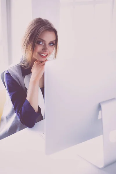 Joven Empresaria Confiada Trabajando Escritorio Oficina Escribiendo Con Una Computadora — Foto de Stock