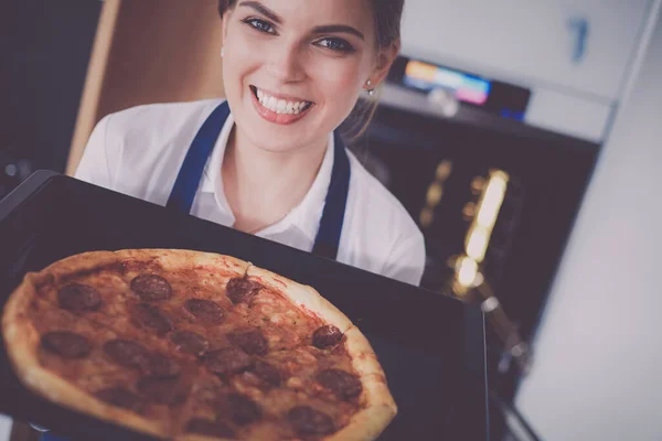 Gelukkig Jong Vrouw Koken Pizza Thuis — Stockfoto