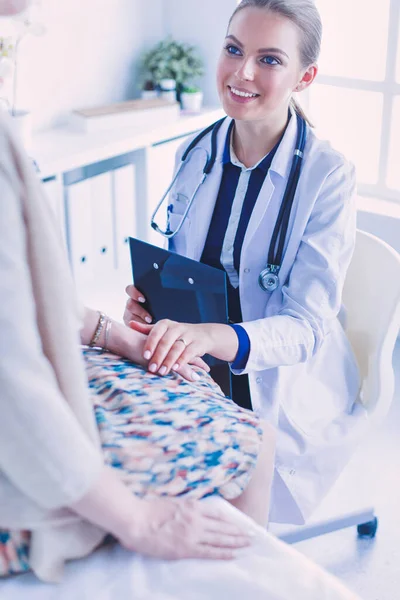 Doctor Paciente Discutiendo Algo Mientras Están Sentados Mesa Concepto Medicina — Foto de Stock