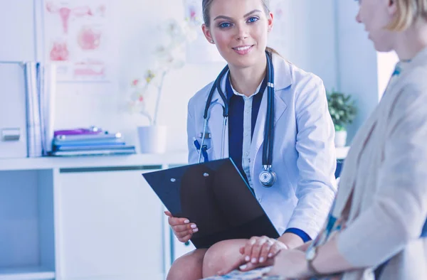 Doctor Paciente Discutiendo Algo Mientras Están Sentados Mesa Concepto Medicina — Foto de Stock