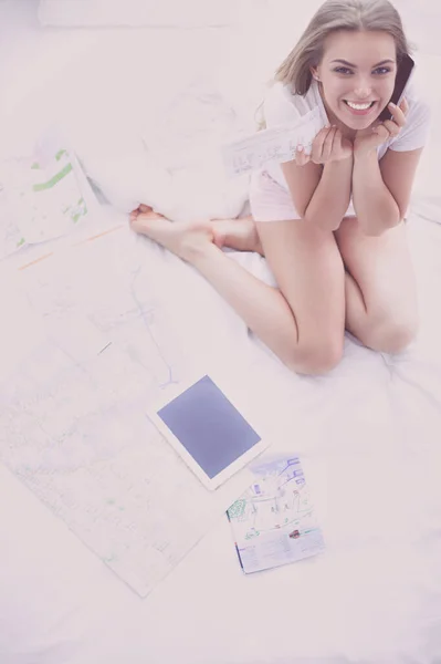 可愛い女が家のベッドに横になって — ストック写真
