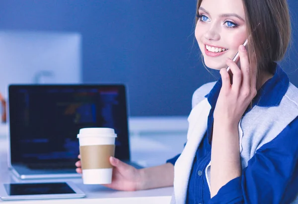 Giovane Donna Felice Che Parla Sul Cellulare Mentre Siede Con — Foto Stock