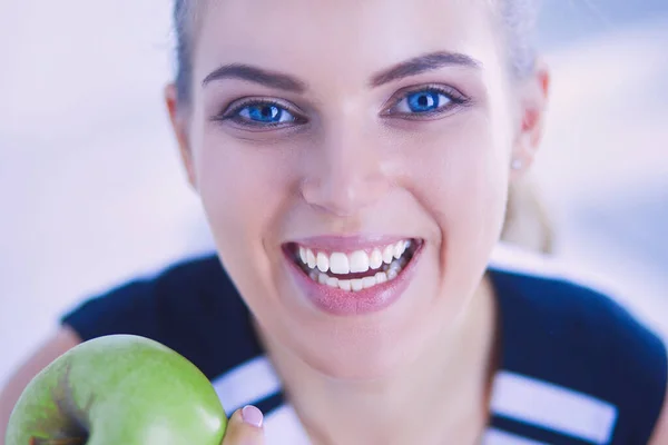 Detail Portrét Zdravé Usmívající Ženy Zeleným Jablkem — Stock fotografie
