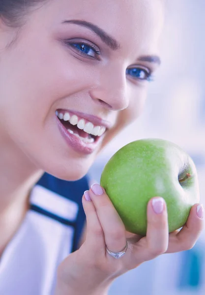 Κοντινό Πλάνο Πορτρέτο Της Υγιούς Χαμογελαστή Γυναίκα Πράσινο Μήλο — Φωτογραφία Αρχείου