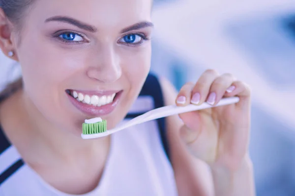 年轻漂亮的女孩用牙刷保持口腔卫生 — 图库照片