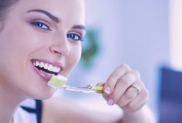 Mladá Hezká Dívka Udržuje Ústní Hygienu Zubním Kartáčkem — Stock fotografie