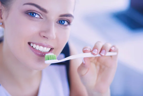 Joven Chica Bonita Manteniendo Higiene Bucal Con Cepillo Dientes — Foto de Stock